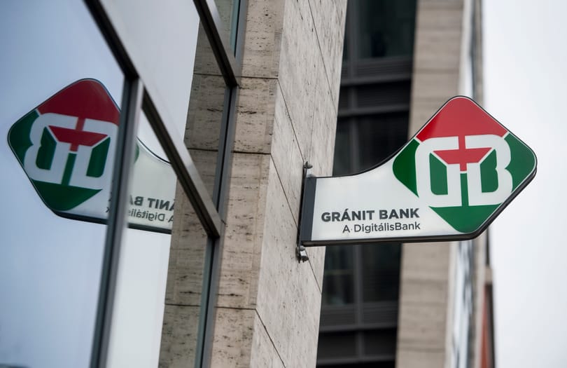 A Tiborcz érdekeltségébe tartozó bank Tiborcznak az Orbán Ráhel által vezetett cégét bízta meg az arculata megújításával