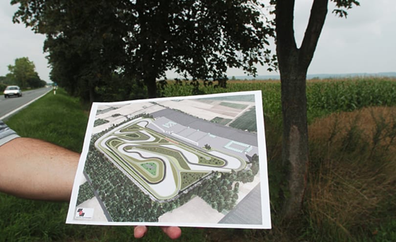 Nyárfák és gyomok nőtték be a dugába dőlt sávolyi MotoGP-projekt területét
