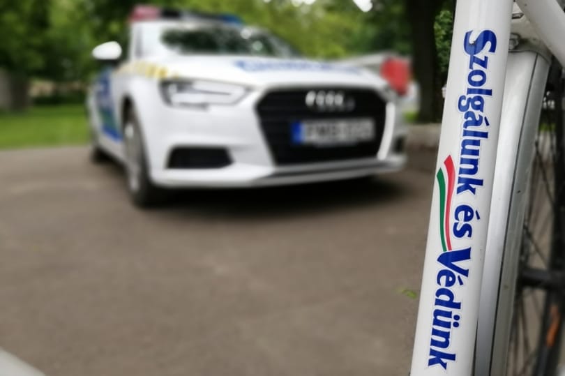Rokkantkocsival akart végighajtani az M44-esen egy férfi