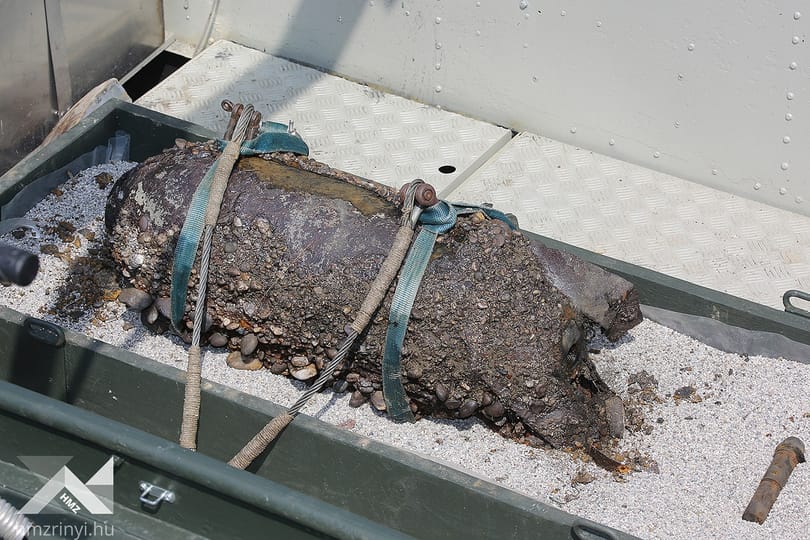100 kilós szovjet bombát emeltek ki a Lánchídnál