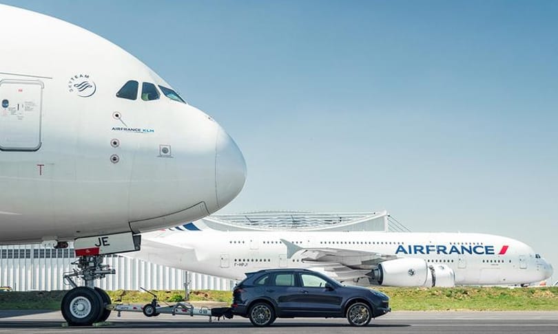 Gigászok küzdelme: egy Porsche elhúzott egy hatalmas Airbus A380-at