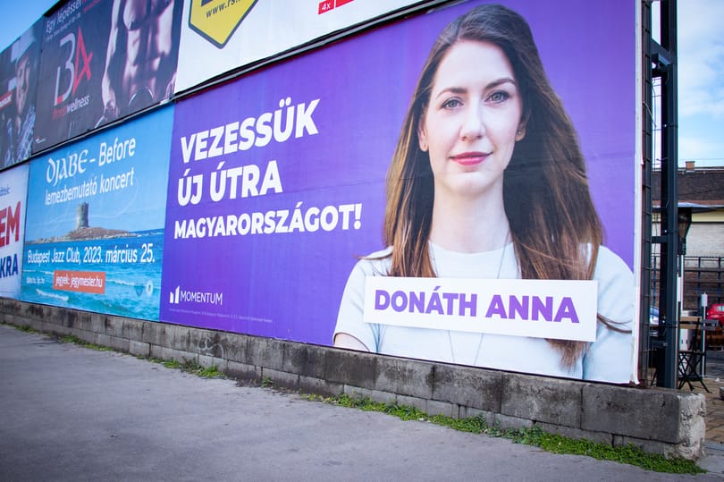 Felfedte a Momentum, amit mindenki tudott: Donáth Annát rejtették a fantomképes plakátjai