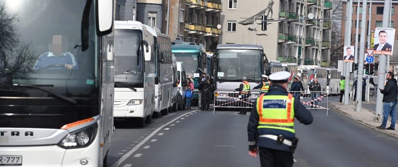Békemenetesek keveredtek egy ellenzéki tüntetőket szállító buszra az ünnepen