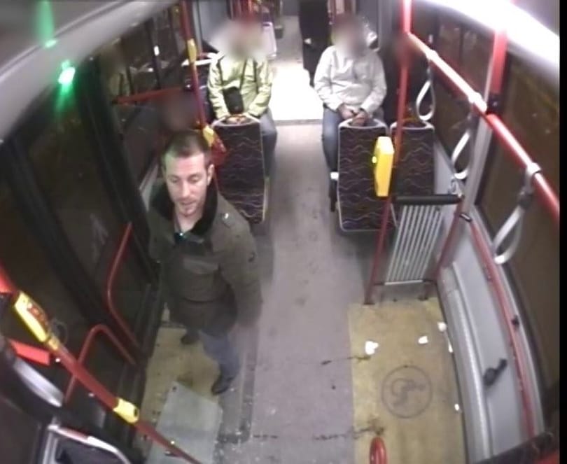 Üveget tört a trolin Zuglóban, őt keresik a rendőrök – fotó
