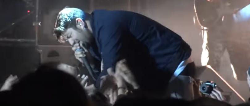 Lábát törte koncerten a Deftones frontembere, de még nagyobb elánnal folytatta