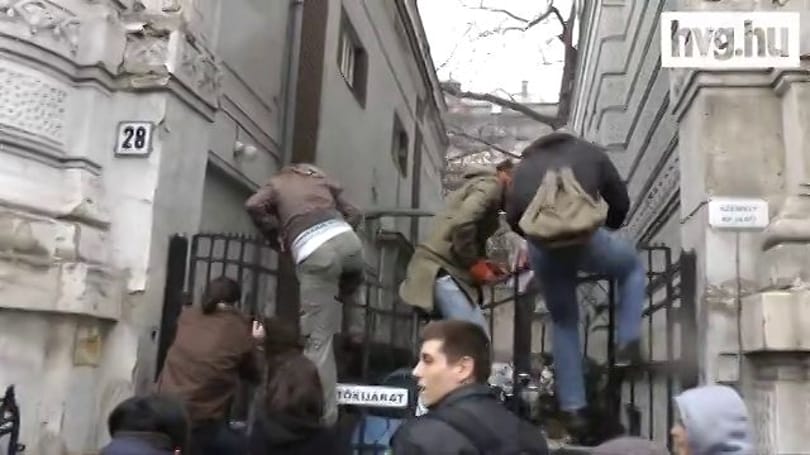 Így hatoltak be a Fidesz székházába – videó
