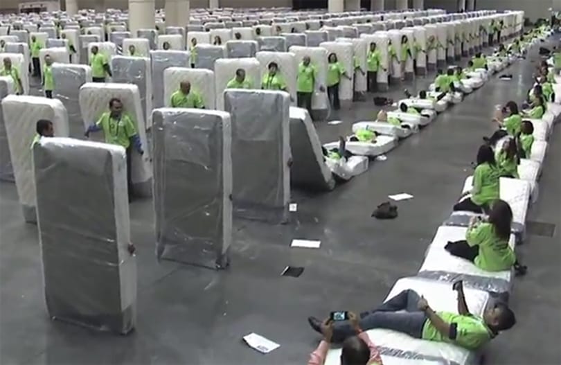 A nap videója: megdőlt az emberi dominórekord
