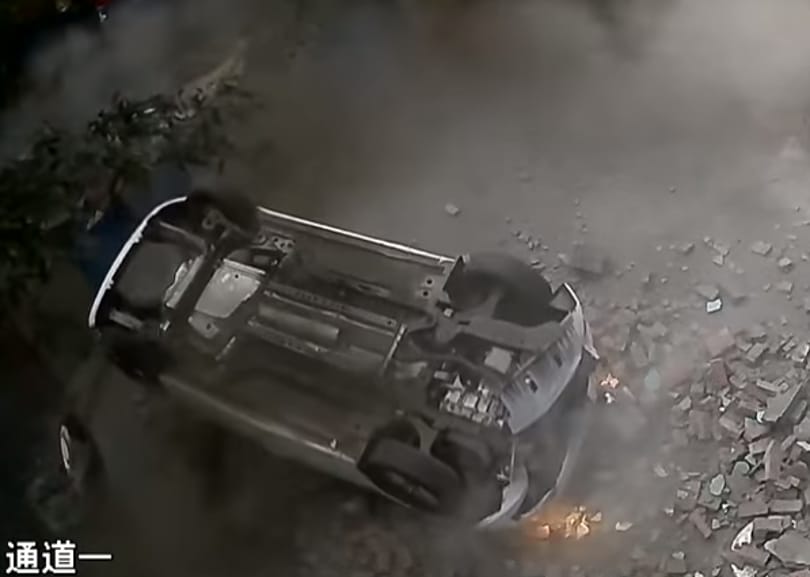 Gázra lépett, miközben lehajolt a töltőjéért, kitört a parkolóház fala – videó