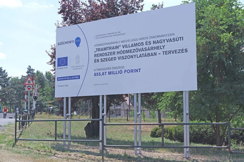 Kártalanítást és újabb tram-train szerelvényeket ígért Márki-Zay Péter ellenfele