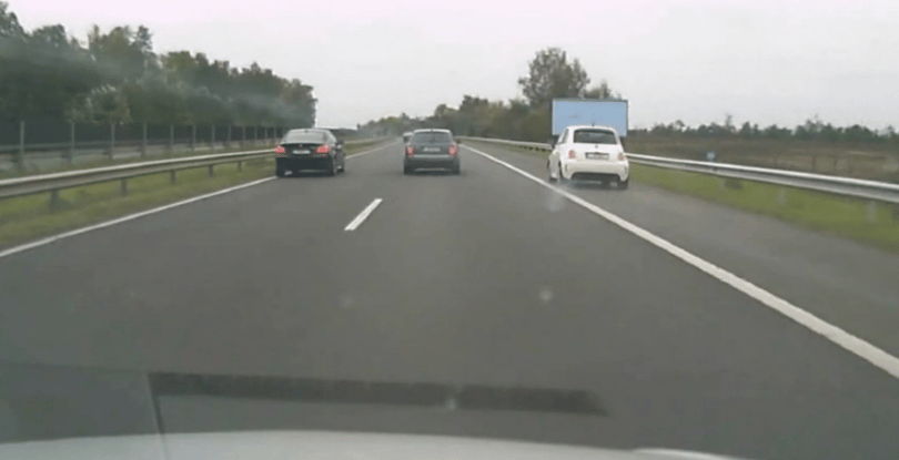 Videó: Leállósávból nyomja le a Fiat 500-as a BMW-t az M7-esen