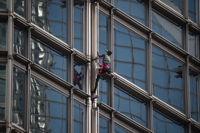 A francia Pókember egy hongkongi felhőkarcolón bukkant fel – videó
