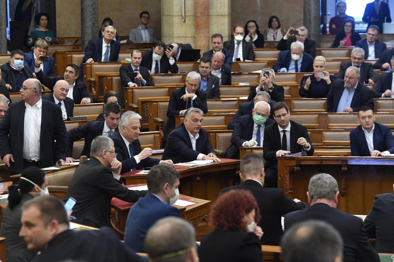 Megkapták megemelt fizetésüket a parlamenti képviselők