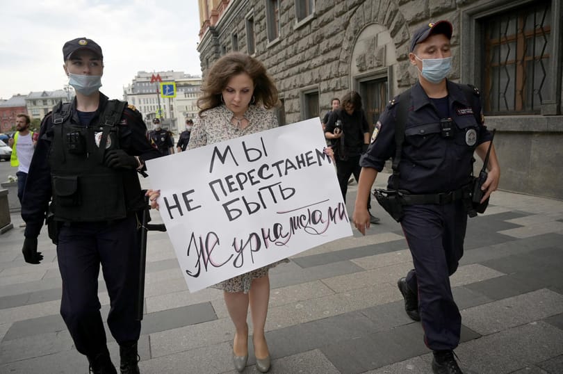 Sajtószabadságért tüntető újságírókat vettek őrizetbe Moszkvában