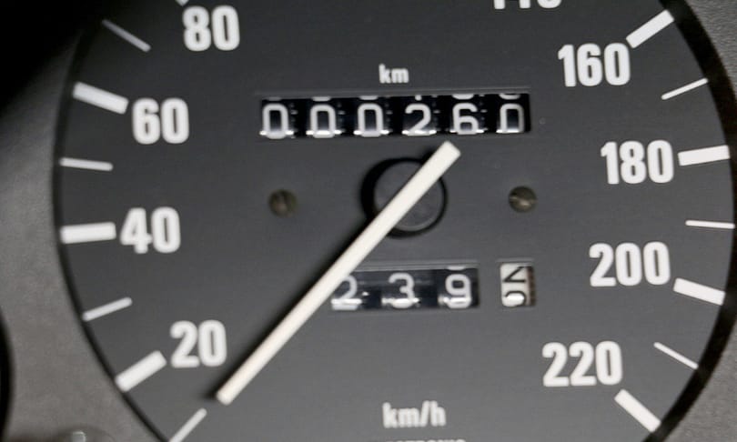 Nem elírás, tényleg 260 kilométer van ebben a 34 éves BMW-ben