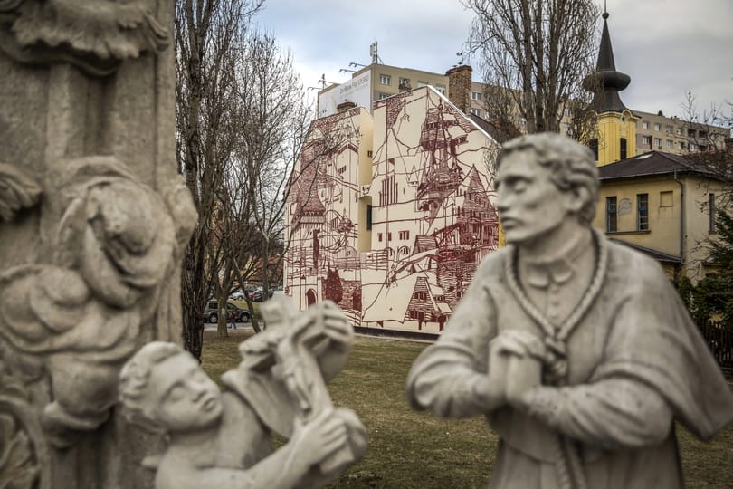 Fotók: Különleges festménnyel dobtak fel egy tűzfalat Óbudán