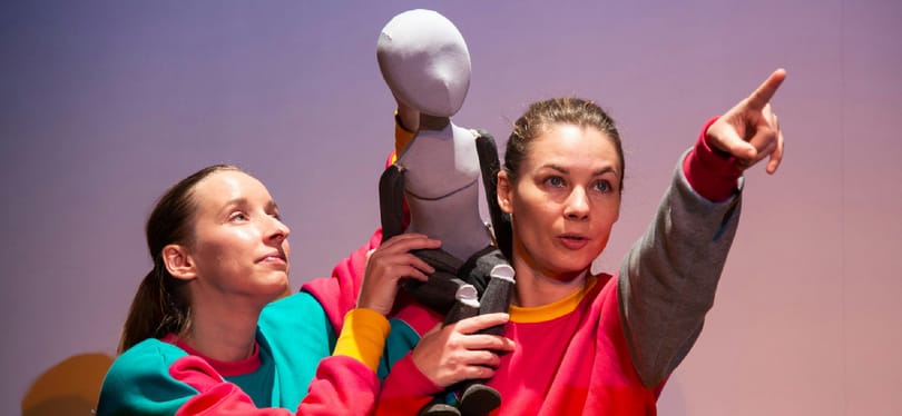 „Gondolj bele, még akkor is néz, amikor alszol!” – Kell-e a gyerekeknek robotbarát, aki a házit is megírja?