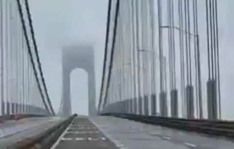 Mintha lélegezne egy New York-i híd, ahogy a szél miatt fel-le mozog – videó