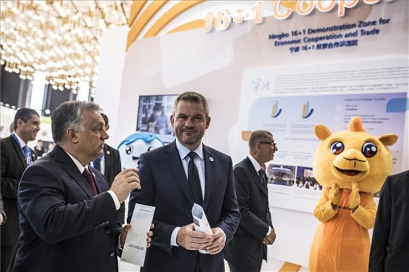 Különleges lény tapsolt Orbánnak Szófiában