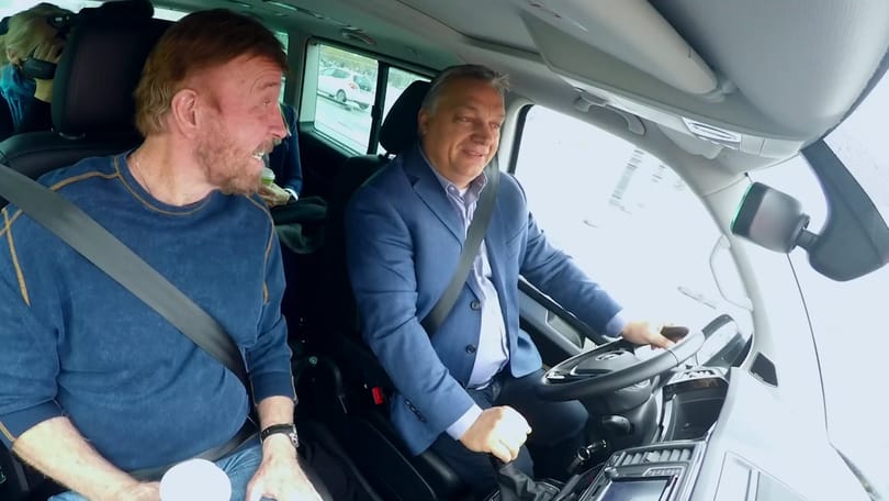 Ajándékot kapott Orbántól Chuck Norris