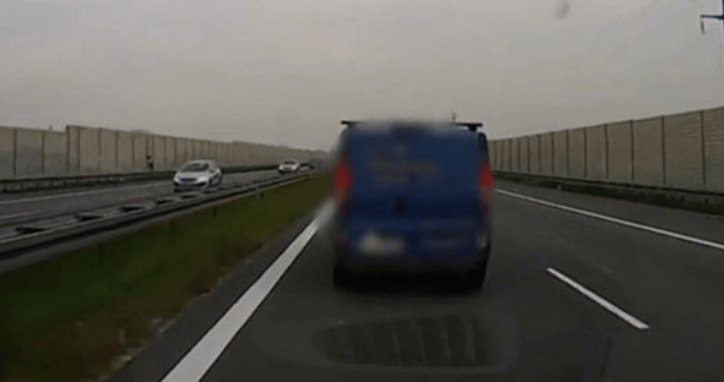 Teljesen érthetetlen ez a furgonos, aki nem hajlandó elengedni a mentőt – videó