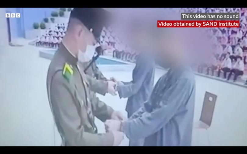Ritka felvételeken, ahogy kényszermunkára ítélnek tizenéves fiúkat Észak-Koreában, mert dél-koreai tévésorozatot néztek