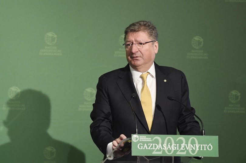 Parragh László épp interjút adott a katáról, amikor belehajtottak az autójába