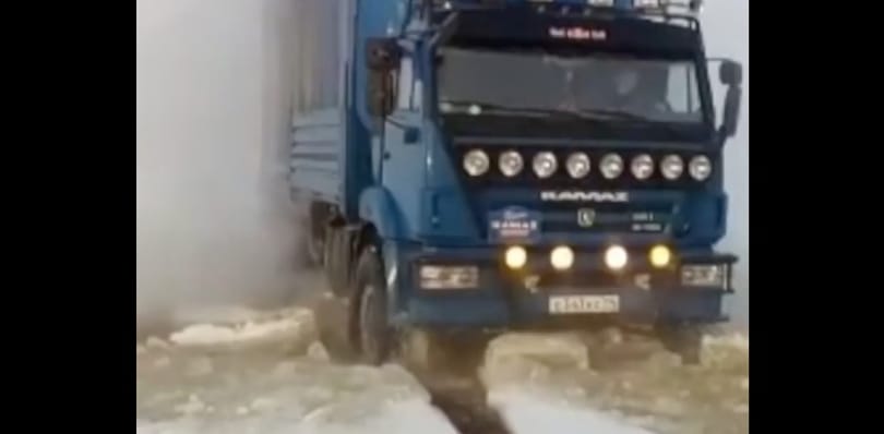 -50 Celsius-fokban, a befagyott folyókon vezetnek az orosz kamionosok – videó