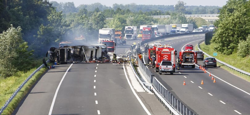Kigyulladt kamion miatt zárták le az M7-es autópályát