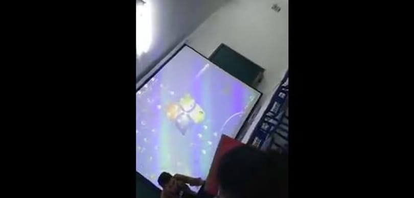 Videóval színesítette az órát a tanár – véletlenül pornófilmet mutatott (video)