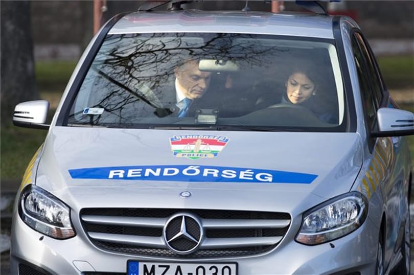 Orbánt rendőrautóba ültették - fotók