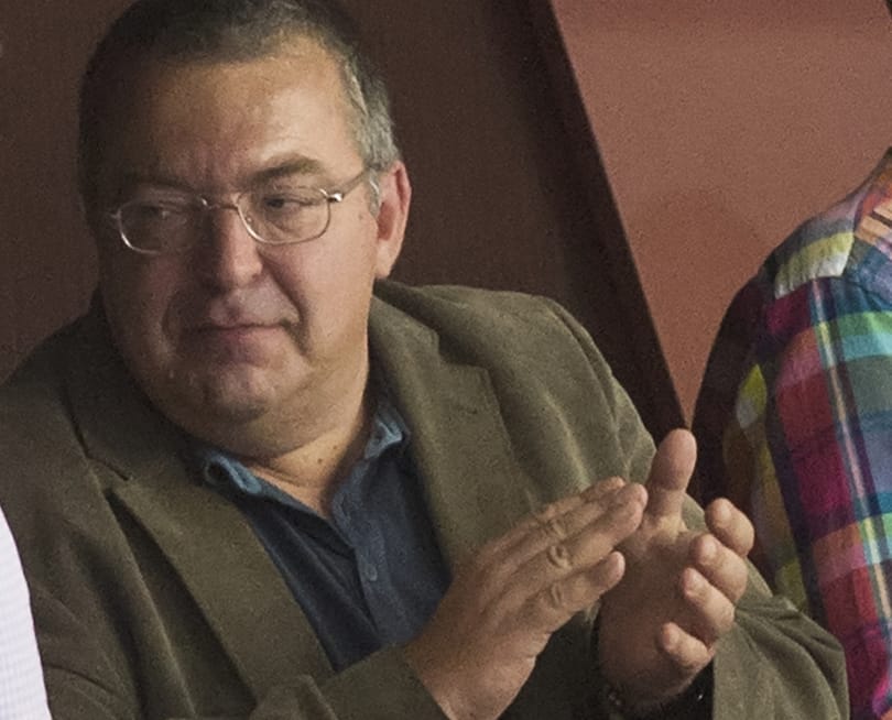 Simicska ajkai kenyeret vesz, nem zircit, mert Ajka MSZP-s város, Zirc pedig fideszes