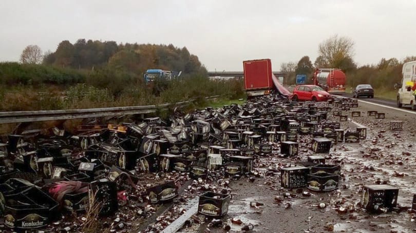 Igazi sör apokalipszis: 30 000 üveget szórt szét egy kamion