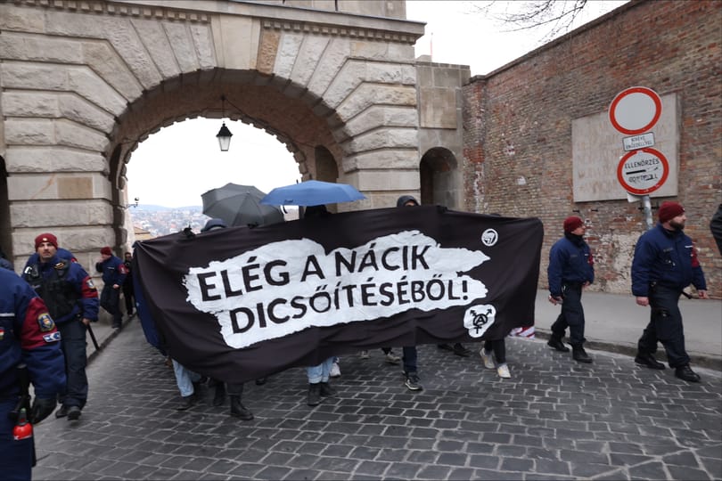 „Itt van összes rendőr, aki Magyarországon szolgál” – tényleg nagyon védték a náci felvonulást az antifáktól