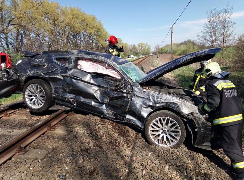 Fotók érkeztek a sínekre zuhant Ford Mustangról