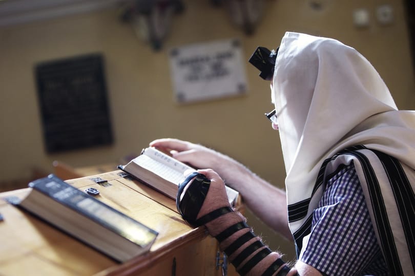 Követ dobtak be a gdanski zsinagóga ablakán