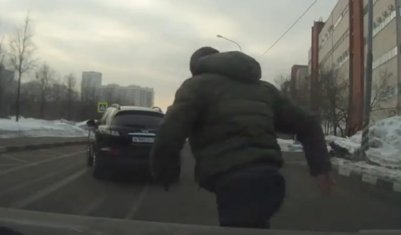 Így kell égni: fegyvert rántott a sofőr, elgurult az Infinitije - videó