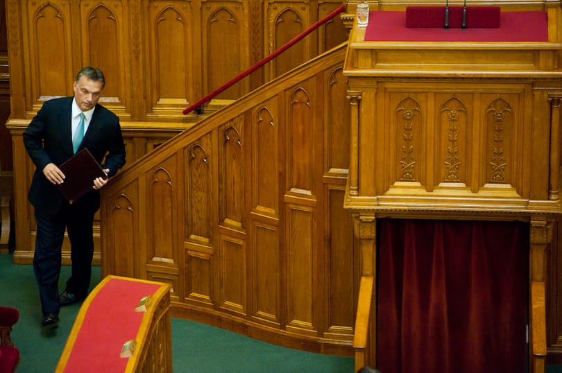 Orbán a függöny mögött bujkált, majd beleállt a vitába