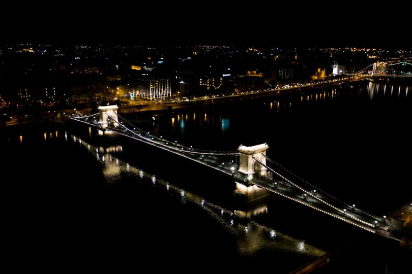 Kivilágított ablakaikkal üzennek a világnak a budapesti szállodák