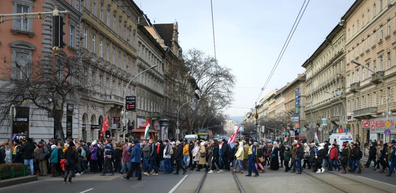 Nagyjából ezren vonulnak az Andrássy úton a Várkert Bazár felé