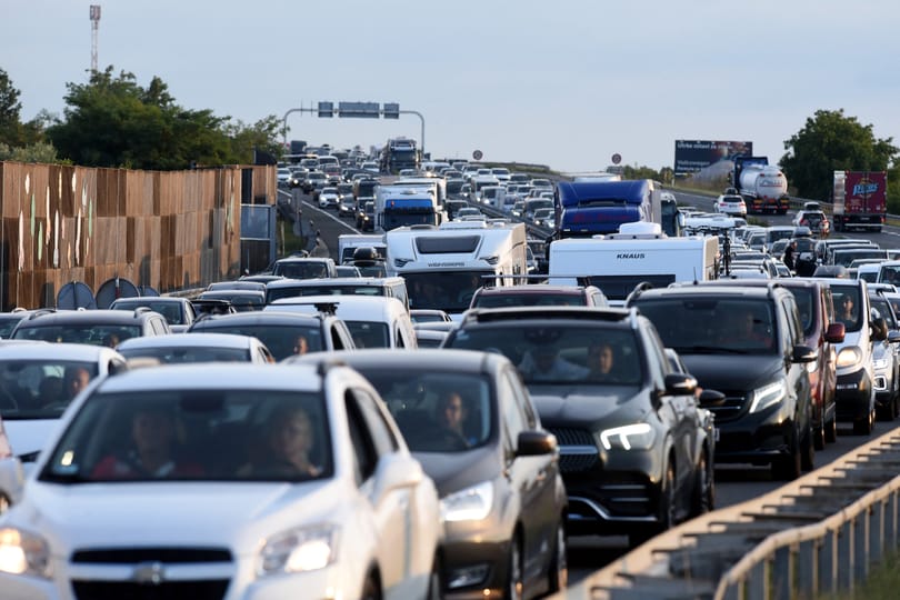 Az M7-esen két, az M3-ason kilenc kilométeres dugóra érdemes számítani