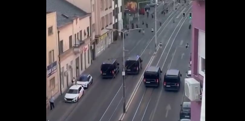 Furgonokkal hajtott a tüntetőknek a rendőrség Belgrádban
