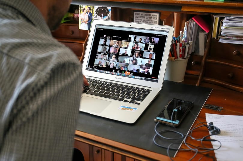 El akarta rejteni a politikus, hogy honnan videotelefonál, de nagyon nem jött össze