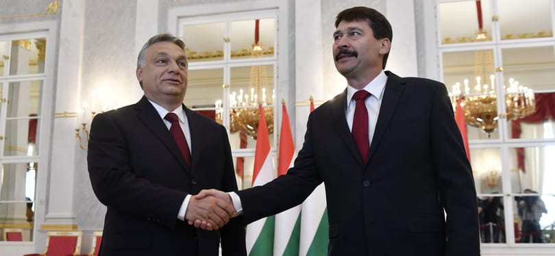 Hangszóróval üvöltik be Orbánnak, hogy elkergetik – itt van minden a mai Kossuth téri őrületről