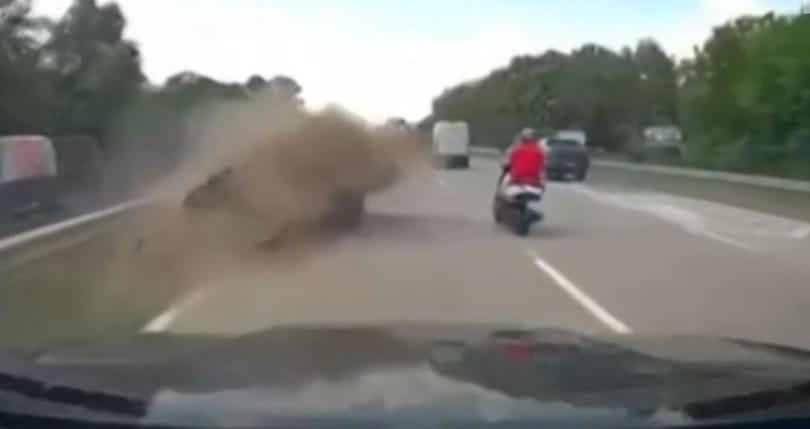 Hatalmas baleset lett egy büntetőfékezésből, a vétkes sofőr elmenekült – videó
