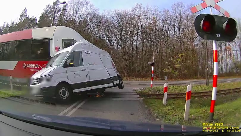 Úgy dobta arrébb a vonat a furgont, mint egy papírgalacsint – videó