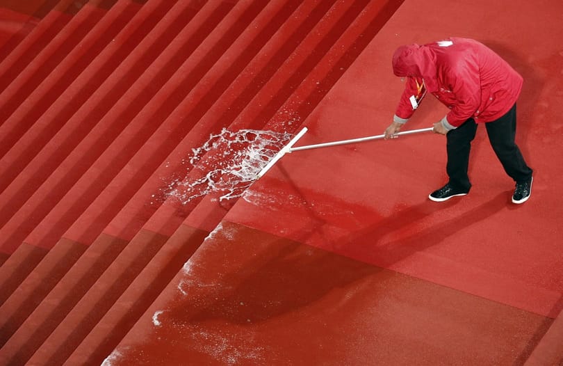 Szakadó esőben vonulnak a cannes-i sztárok