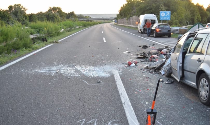 Az M7-es autópályán tolató sofőr okozott hármas karambolt
