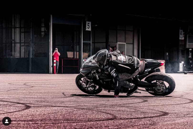 Versenymotorral is megcsinálták a kupak-kihívást