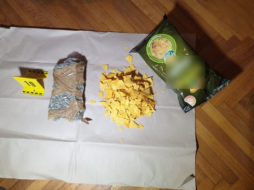 Macskatápos és csipszes zacskókban tartotta a kábítószert egy szegedi banda
