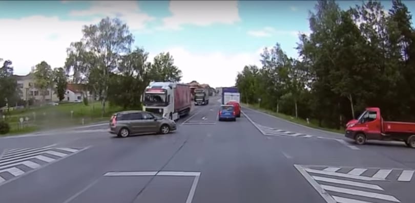 Behajtott az autós a kereszteződésbe, csakhogy jött a kamion – videó